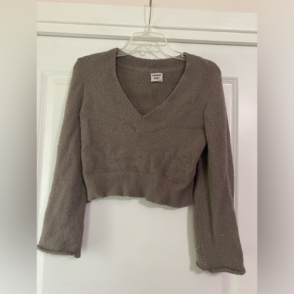 Aritzia Sunday’s Best Cropped V Neck Sweater - Picture 1 of 5